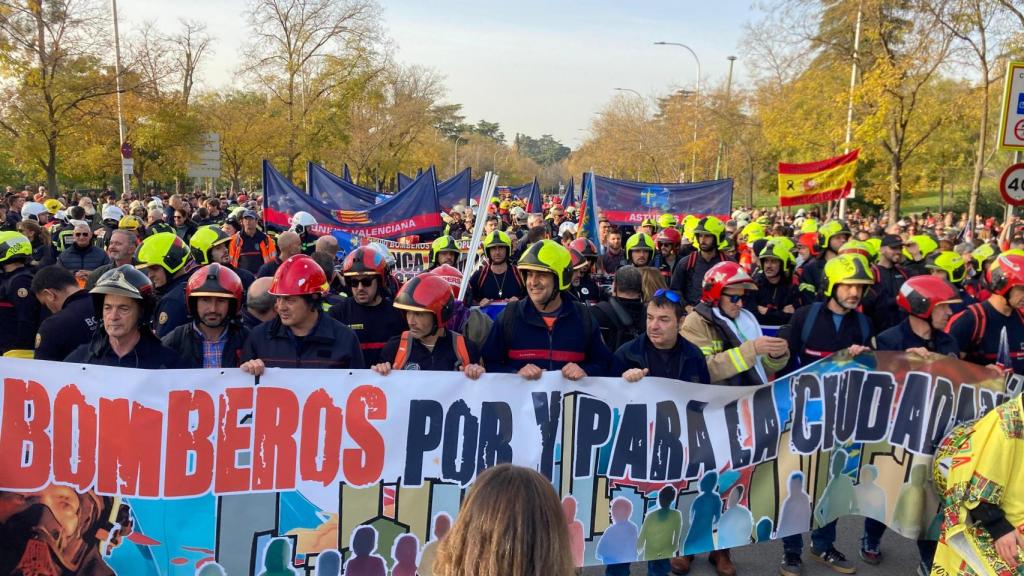 Vista general de la manifestación de los bomberos de este sábado en la fuente de Juan Villanueva (Madrid).