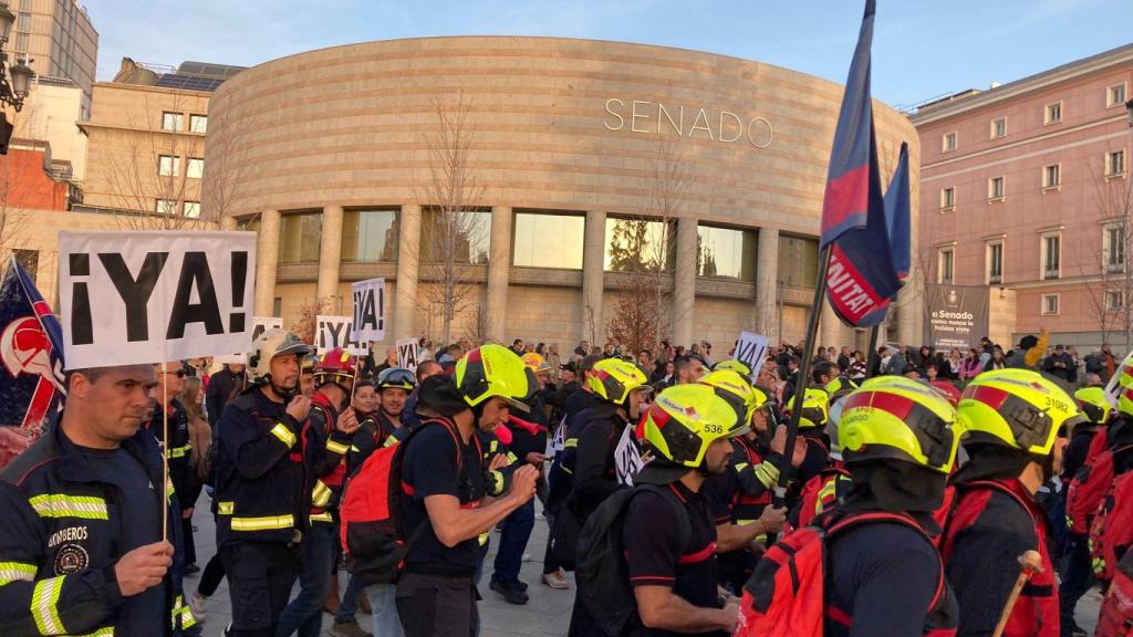 La manifestación organizada por la Coordinadora Unitaria de Bomberos Profesionales a su paso por el Senado este sábado en Madrid