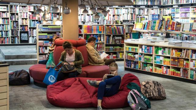 Personas leyendo en una librería.