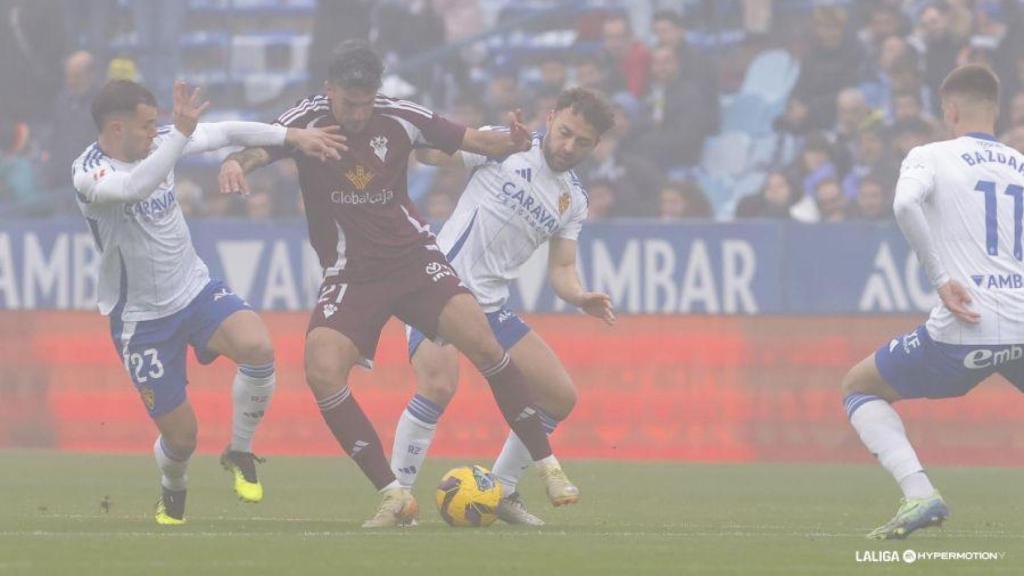 La niebla ha estado presente durante todo el partido entre el Real Zaragoza y el Albacete en La Romareda