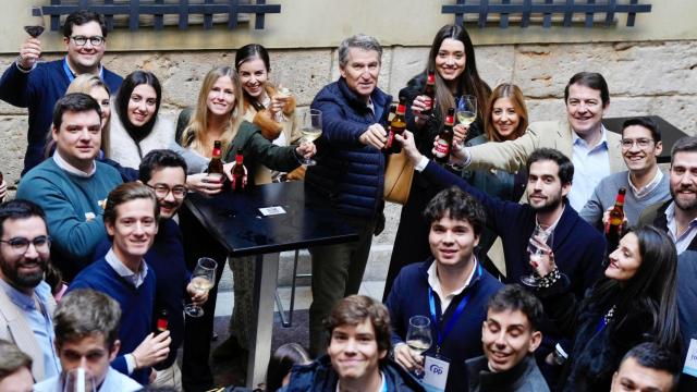 El presidente Nacional del PP, Alberto Núñez Feijoó, y el autonómico, Alfonso Fernández Mañueco, pasean por el centro de Valladolid antes de asistir a la XXVII Intermunicipal del PP en Valladolid