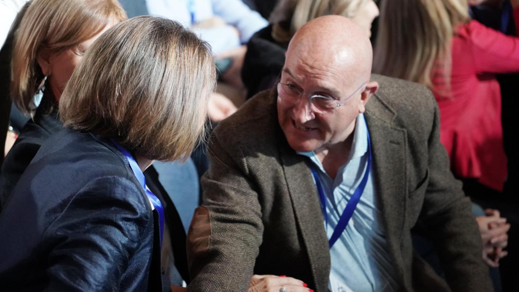 La secretaria general del Partido Popular, Cuca Gamarra, interviene en la apertura junto al secretario general del PP de Castilla y León, Francisco Vázquez, el presidente provincial, Conrado Íscar, y el alcalde de Valladolid, Jesús Julio Carnero.