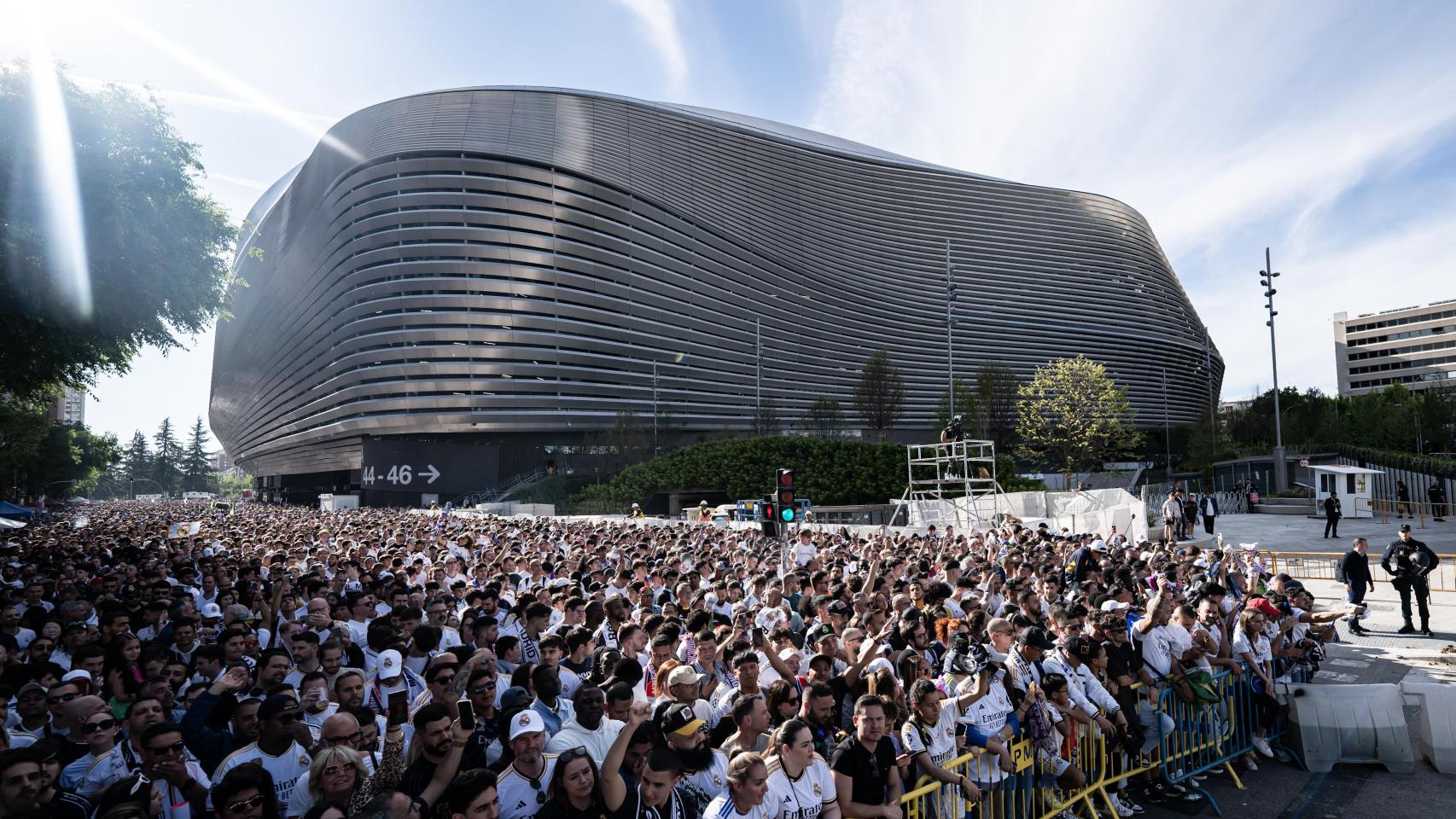 Cientos de madridistas congregados en el exterior del Santiago Bernabéu