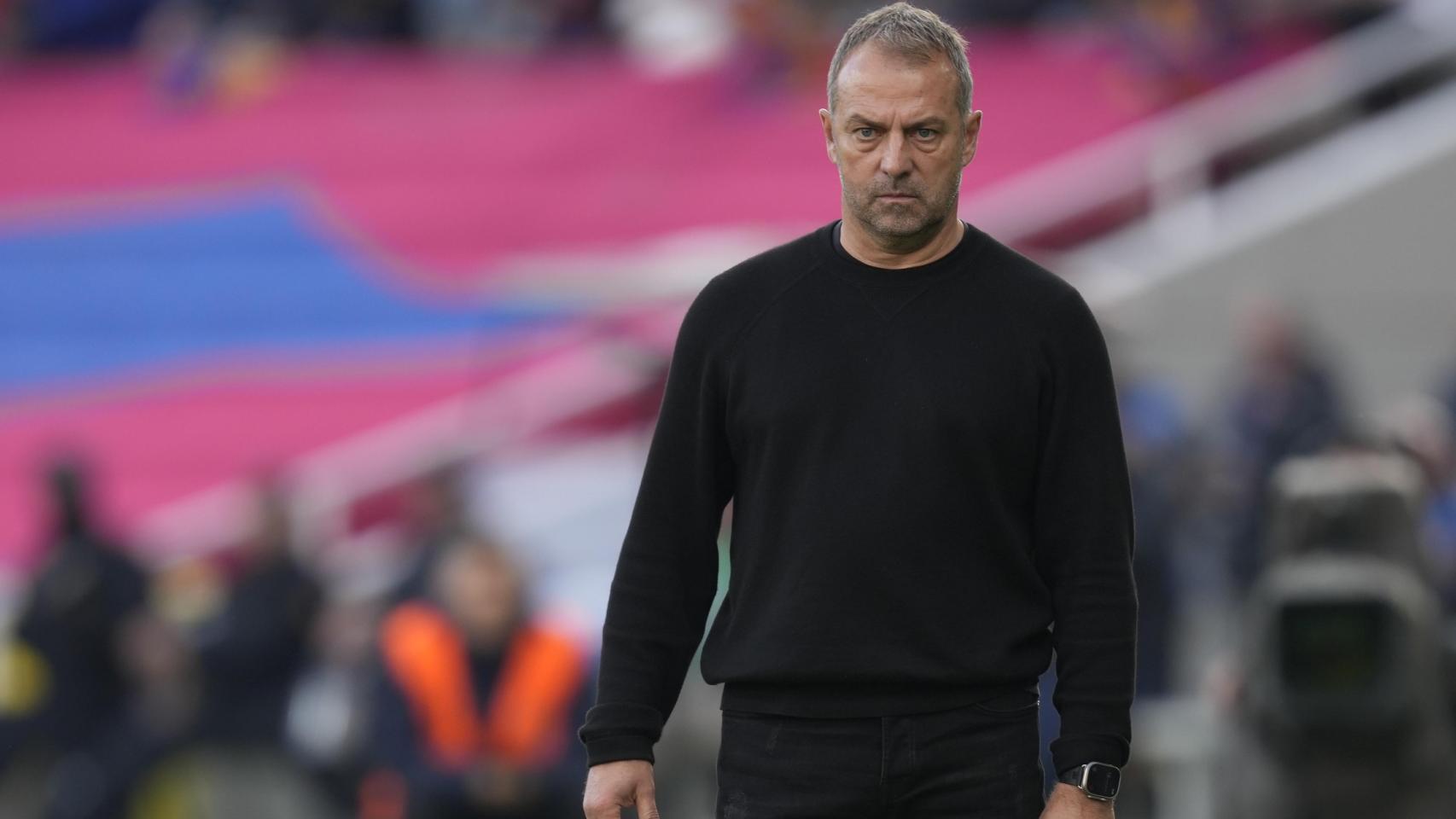 Rostro serio de Hansi Flick durante el partido ante Las Palmas en La Liga.