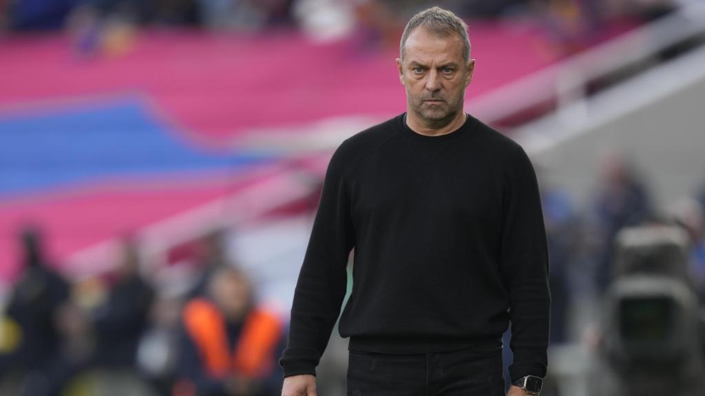 Rostro serio de Hansi Flick durante el partido ante Las Palmas en La Liga.