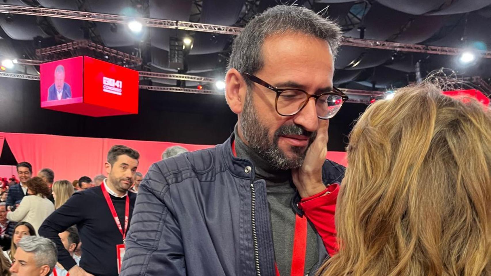 Sergio Gutiérrez, secretario de Organización del PSOE de Castilla-La Mancha, saluda a otra persona en el Congreso.