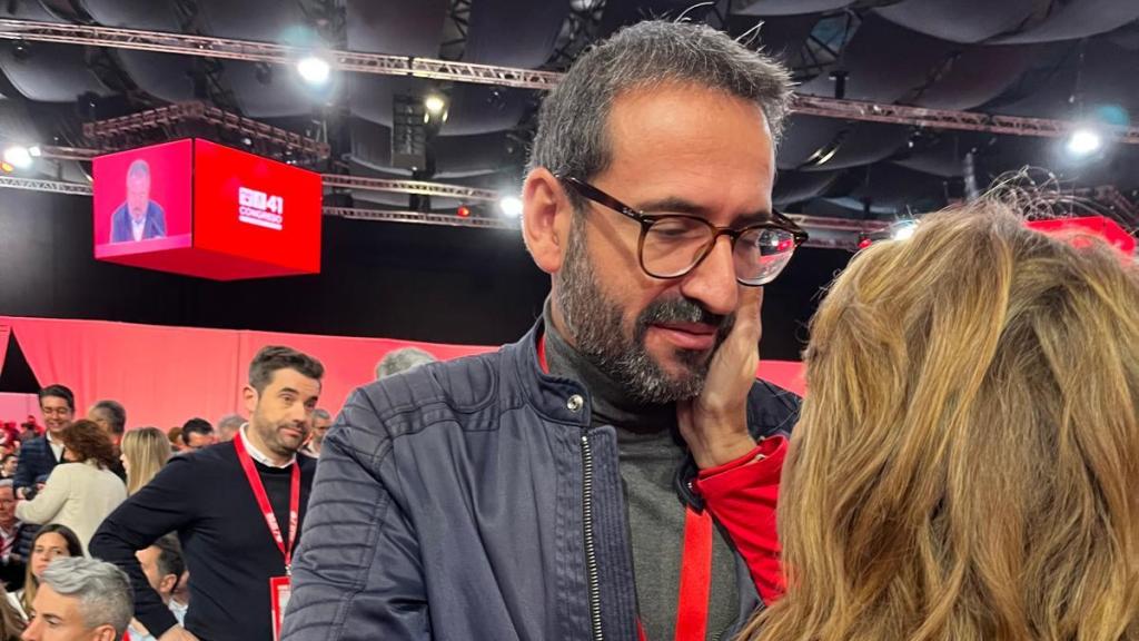 Sergio Gutiérrez, secretario de Organización del PSOE de Castilla-La Mancha, saluda a otra persona en el Congreso.