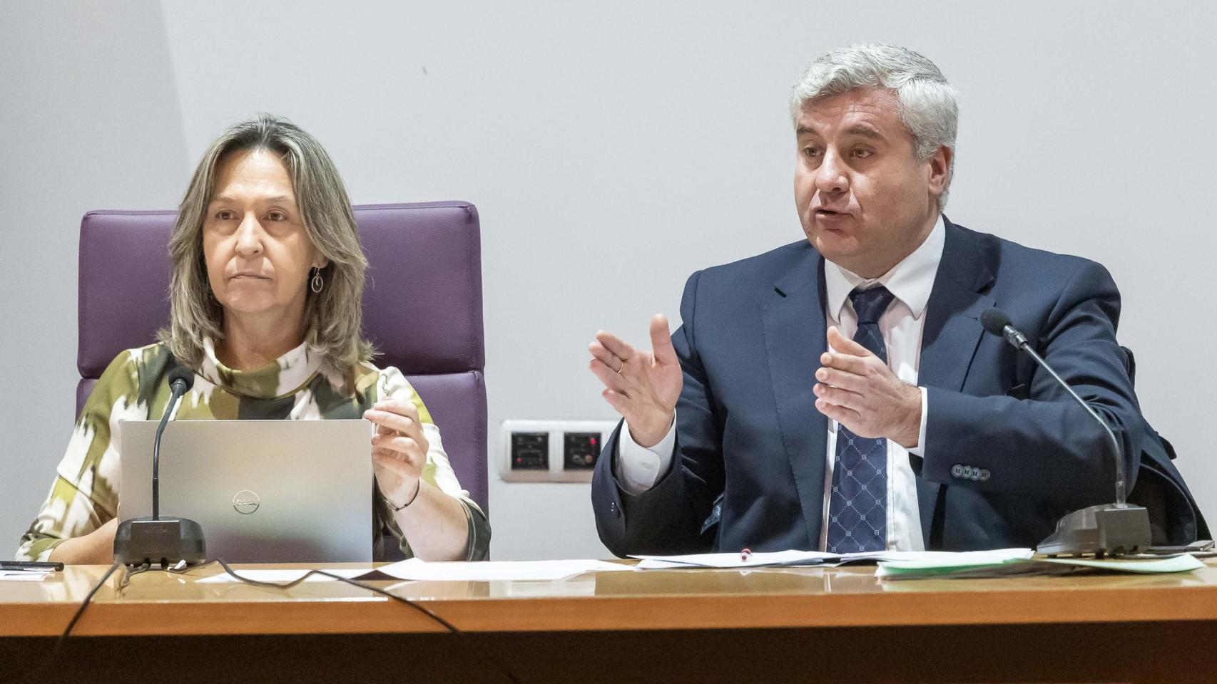 La alcaldesa de Guadalajara, Ana Guarinos, junto al concejal Alfonso Esteban, este viernes en el Pleno del Ayuntamiento de Guadalajara.