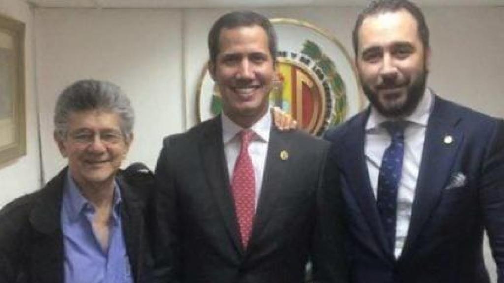 Henry Ramos Allup y Juan Guaidó, entonces presidente del Asamblea Nacional y presidente encargado de Venezuela, junto a Víctor de Aldama en Caracas.