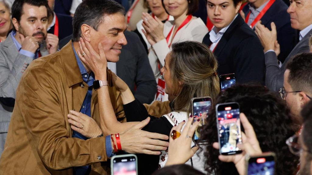 Pedro Sánchez, saluda a su llegada al Congreso federal del PSOE.