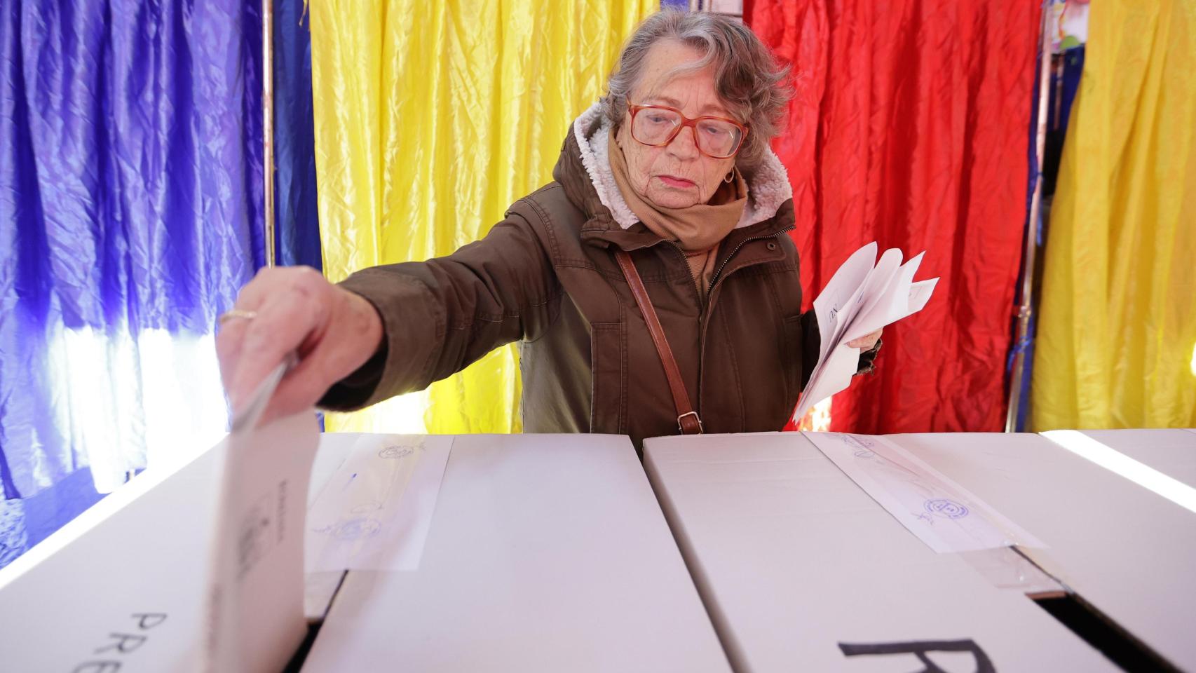 Una anciana rumana emite su voto para la primera vuelta de las elecciones presidenciales en Bucarest, Rumania, el 24 de noviembre de 2024.