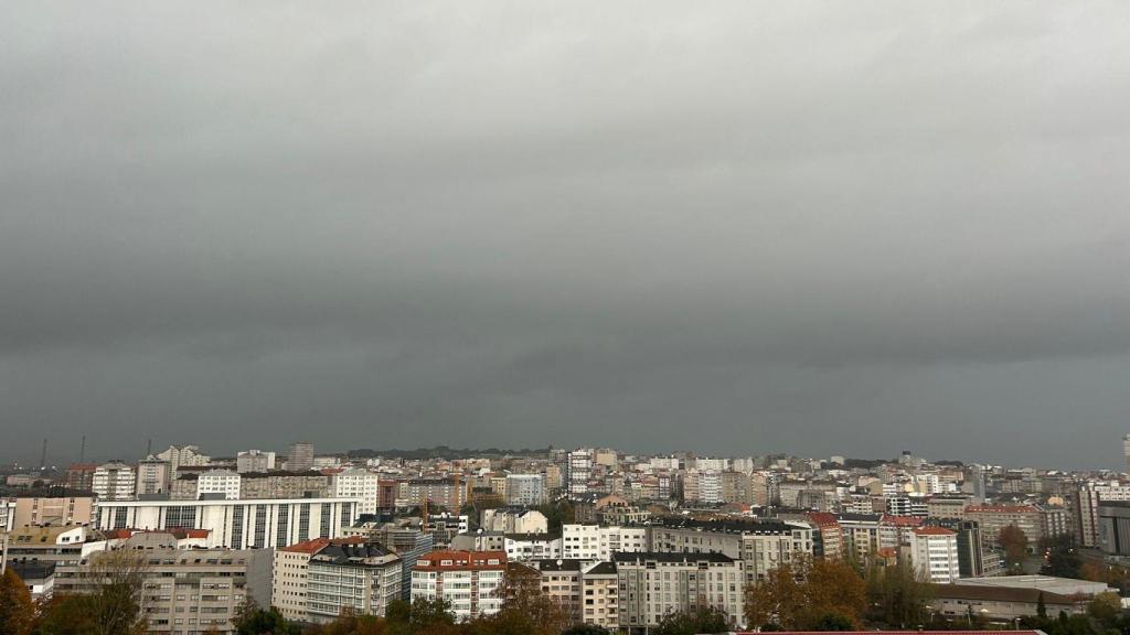 El cielo encapotado en A Coruña esta mañana.