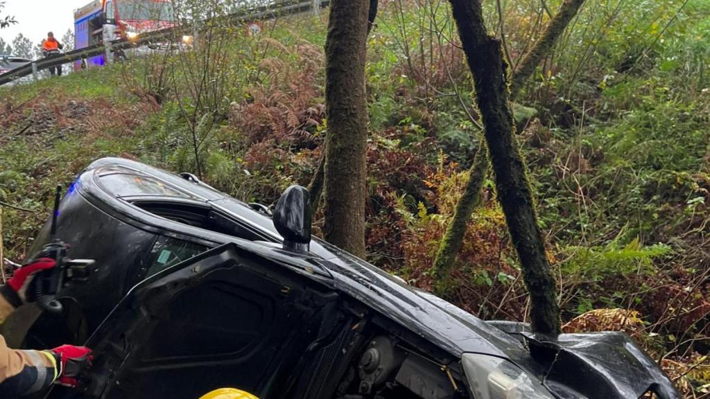 Herida una conductora tras caer por un terraplén en Ames (A Coruña)