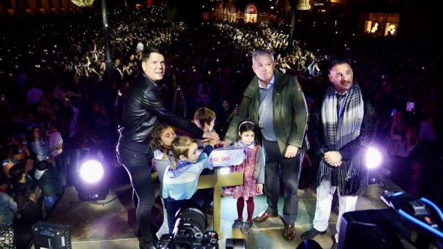 Andy y Lucas pulsan el botón de encendido junto a niños de Valencia y el acalde de Sevilla, José Luis Sanz.