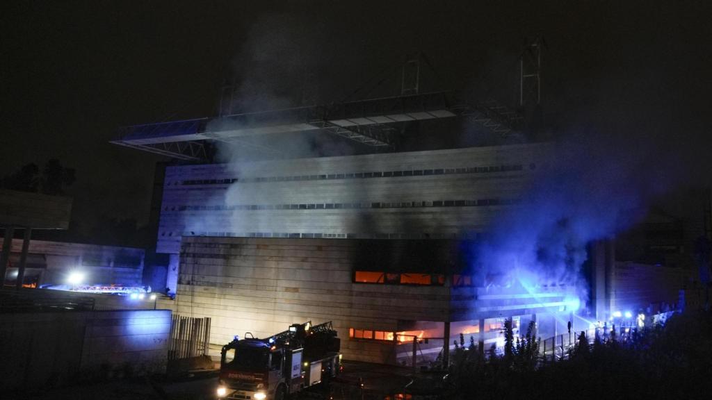 Los bomberos dan por controlado el incendio en el Auditorio Rocío Jurado, cuyo origen se investiga