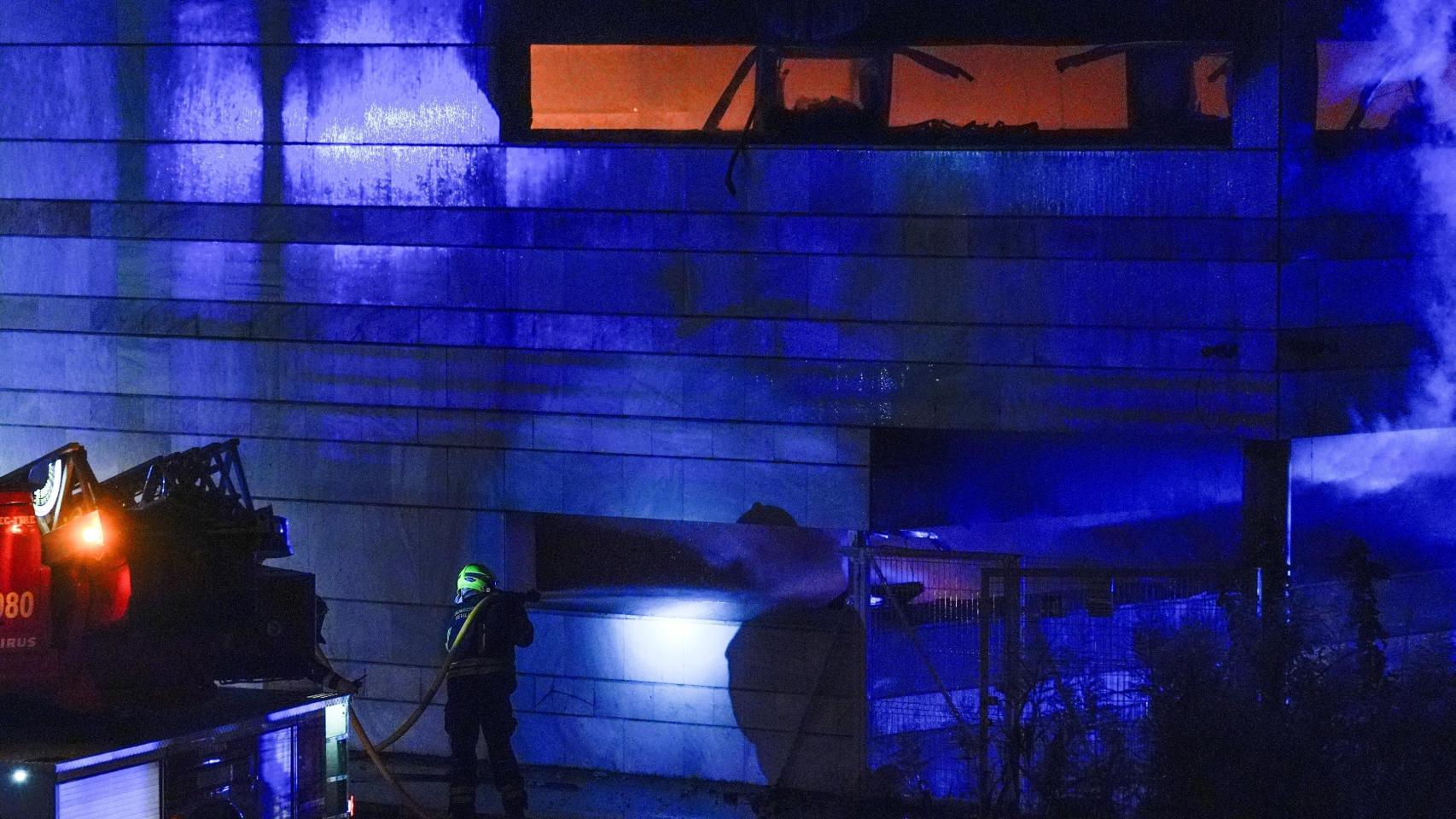 Un bombero trabaja en el control del incendio en el Rocío Jurado.