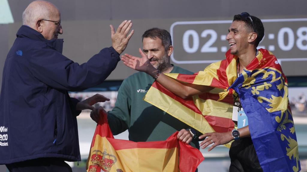 El presidente del Mercadona, Juan Roig, felicita al español Ibrahin Chakir