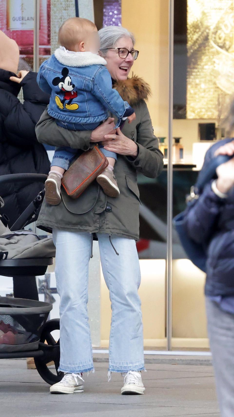 Isabel Chávarri paseando por las calles de Madrid con la nieta de su hermana