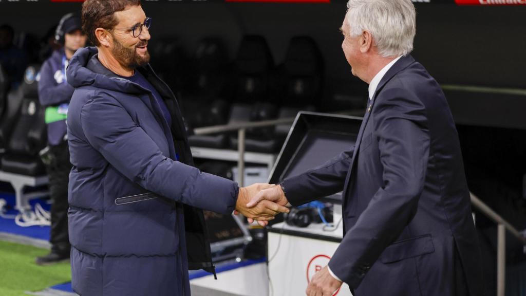 Carlo Ancelotti y Pepe Bordalás se saludan antes del inicio del partido.