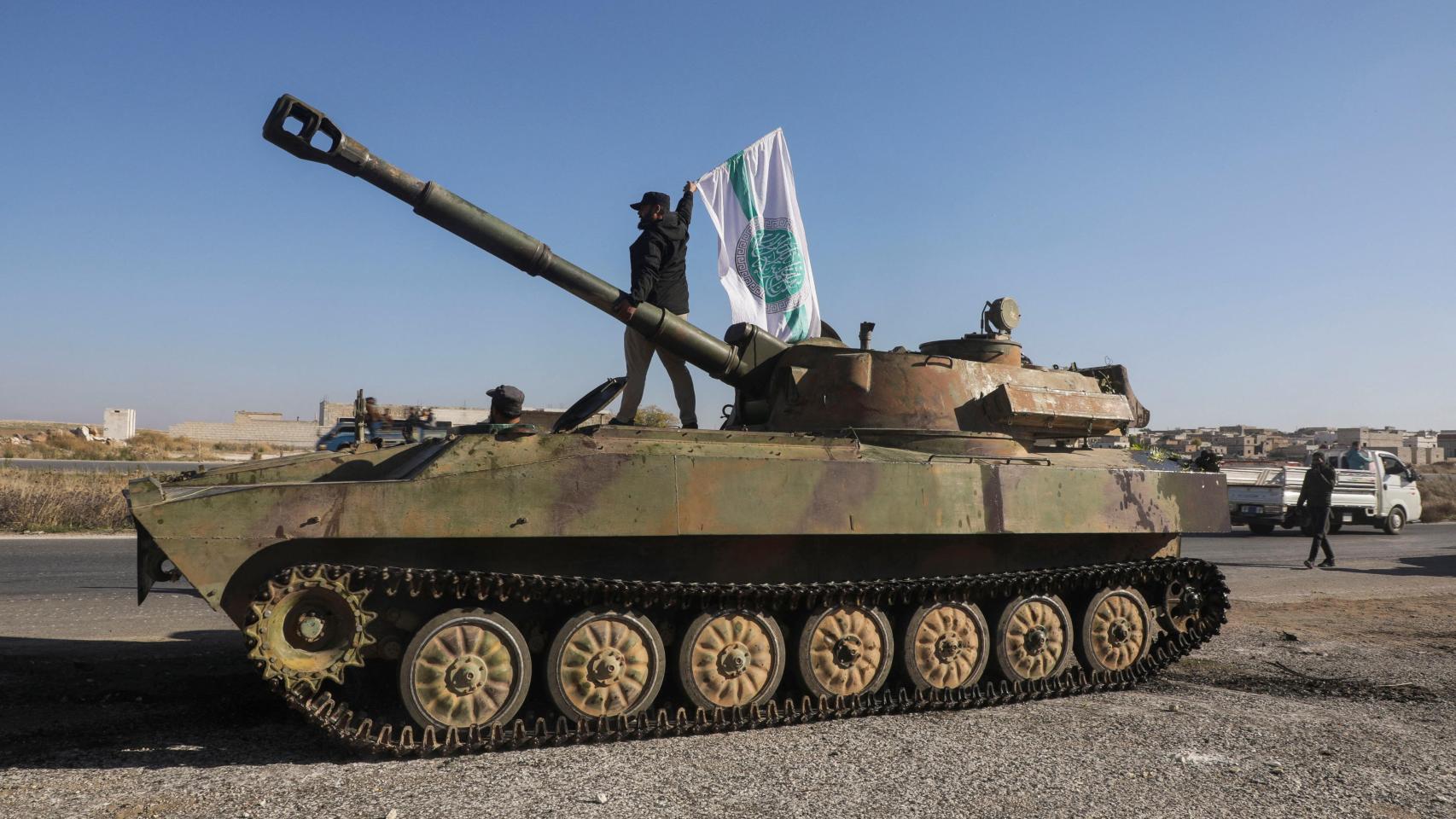 Un combatiente rebelde sobre un vehículo militar con una bandera de Hayat Tahrir al-Sham en la ciudad de Saraqeb, en la provincia de Idlib, Siria.