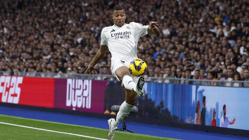 Mbappé controla el balón en el partido ante el Getafe.