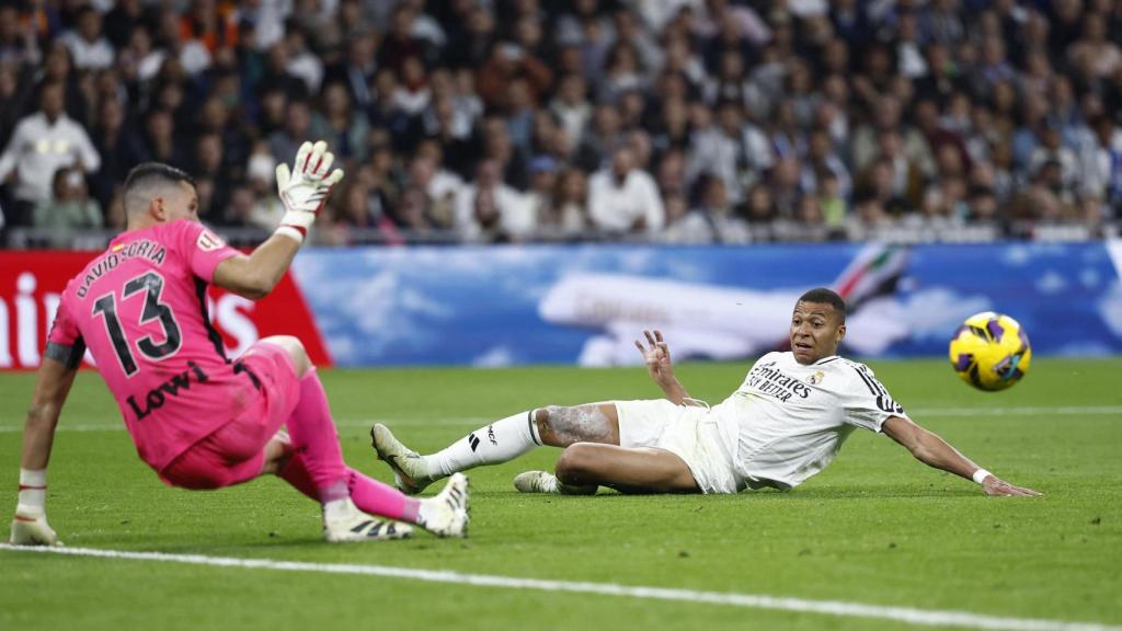 Mbappé falla en el mano a mano ante Soria.