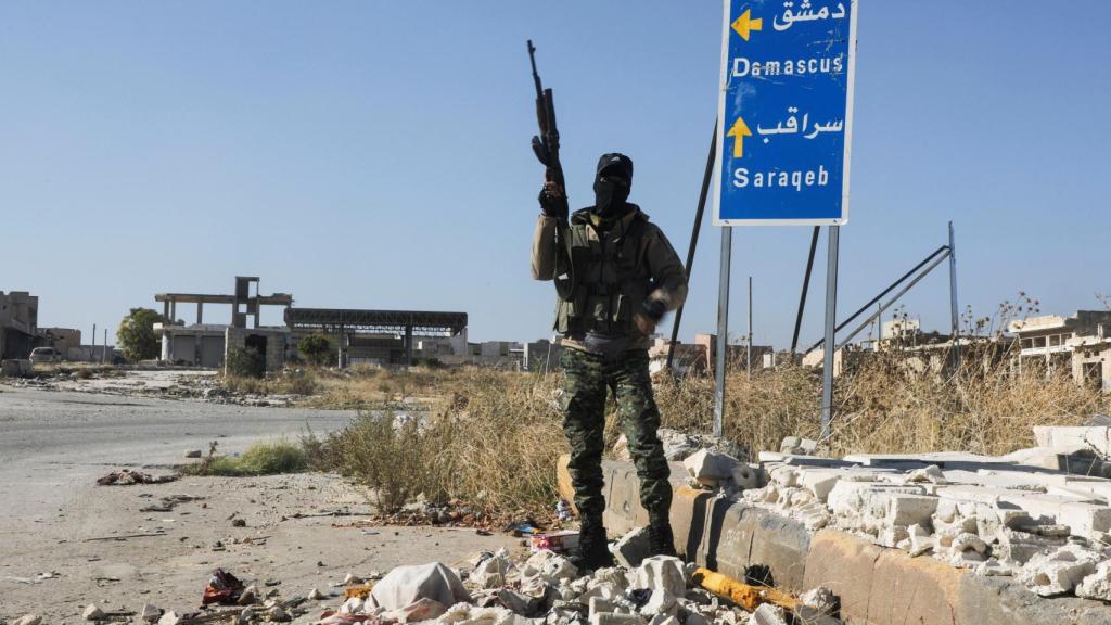 Un rebelde a la entrada de la ciudad de Saraqeb, en la provincia noroccidental de Idlib, Siria