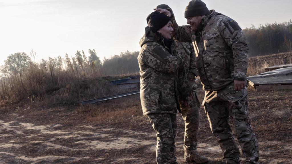 La comandante Maryna Panasenko, conversa con varios de sus hombres, tras una noche de guardia en una posición de la Defensa Antiaérea en la región de Kiev