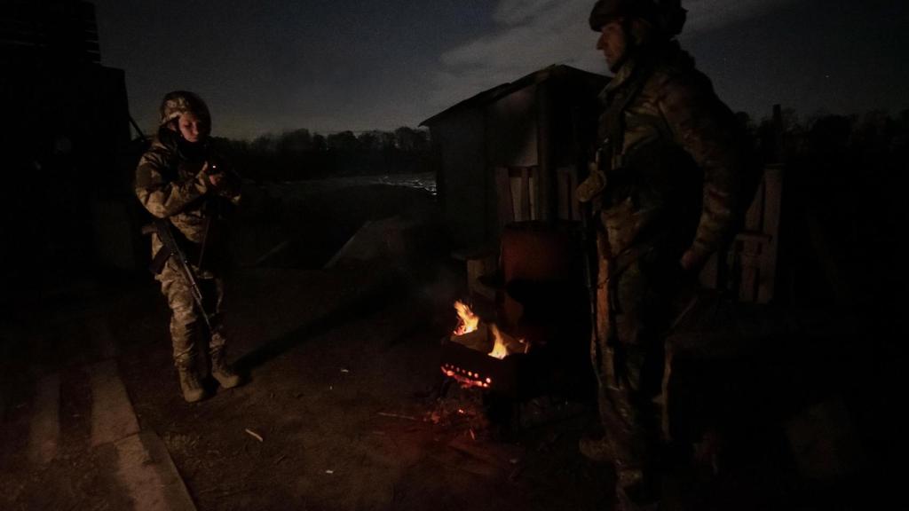 La comandante Maryna Panasenko, junto a uno de sus hombres, trabajando en una posición de la Defensa Antiaérea ucraniana en la región de Kiev