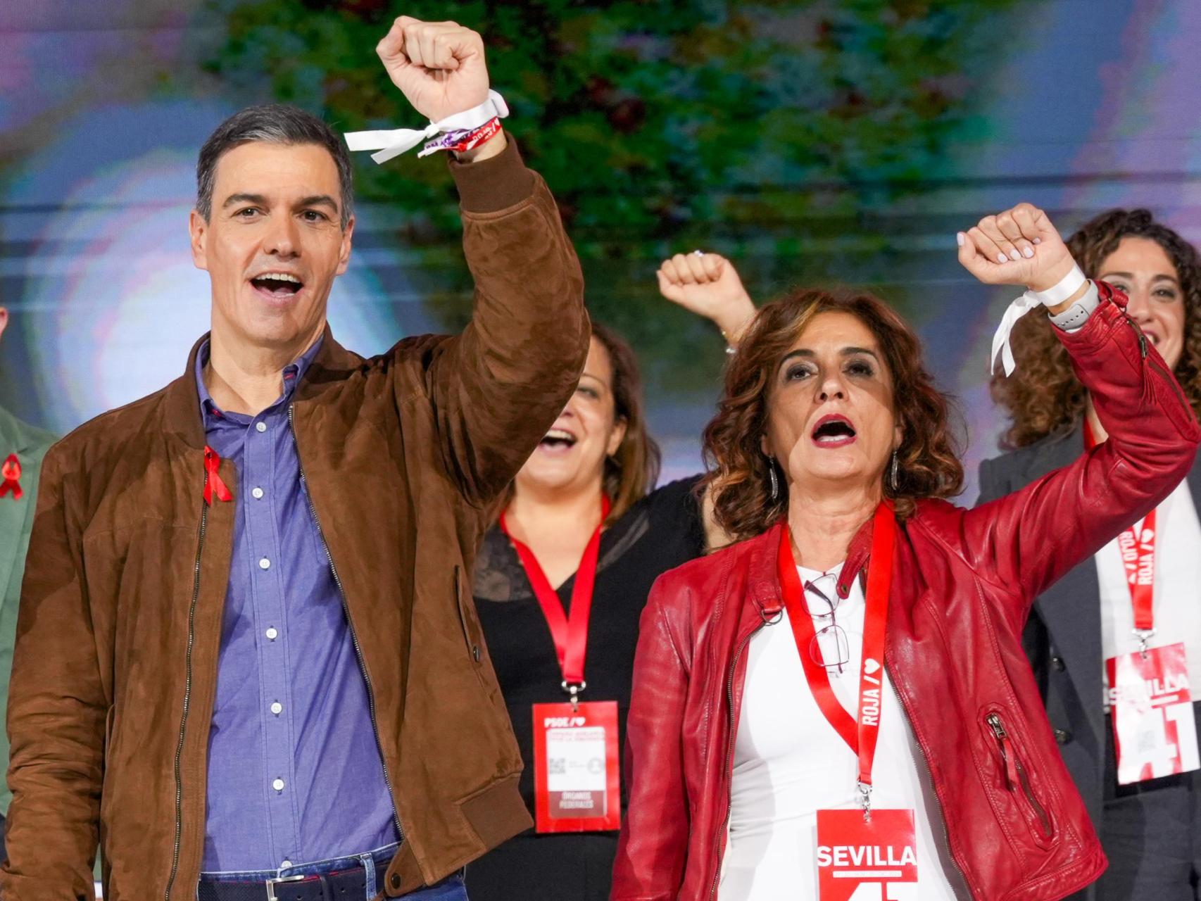 El presidente Pedro Sánchez, este domingo en Sevilla, junto a María Jesús Montero, durante la clausura del Congreso Federal del PSOE.