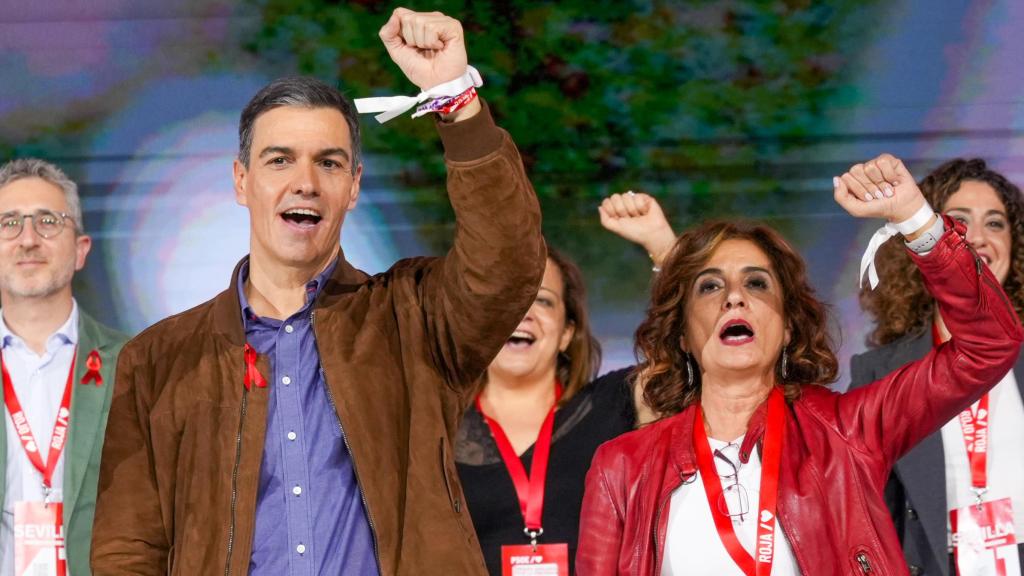 El presidente Pedro Sánchez, este domingo en Sevilla, junto a María Jesús Montero, durante la clausura del Congreso Federal del PSOE.