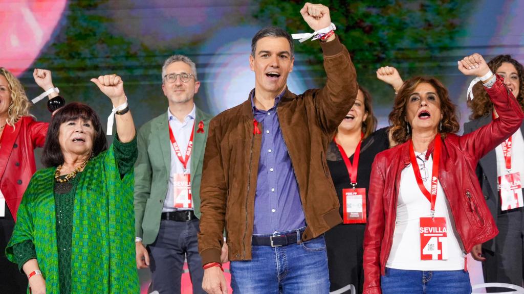 Pedro Sánchez, María Jesús Montero y Cristina Narbona, cantando el himno de la Internacional Socialista en el Congreso Federal del PSOE en Sevilla.