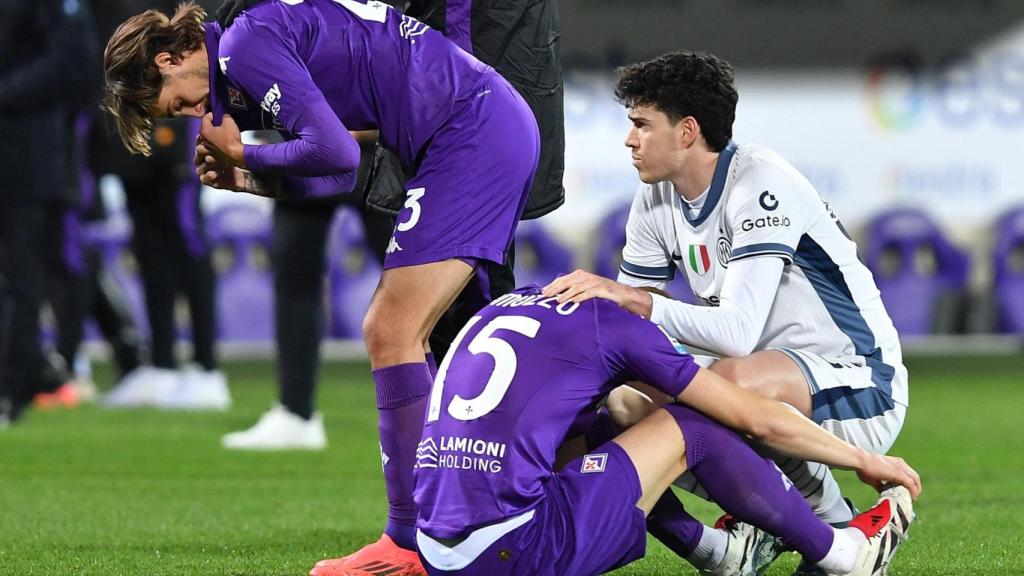 Varios jugadores de la Fiorentina lloran desconsolados ante el desplome de su compañero.