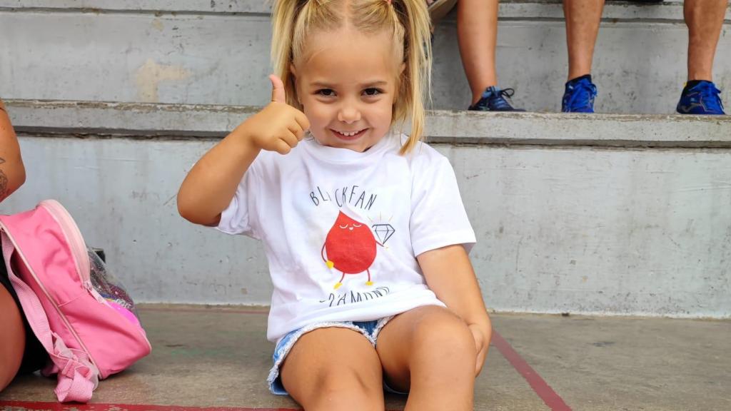 Candela, con su camiseta de la asociación.