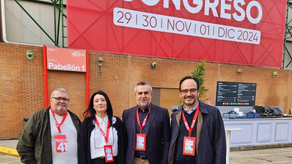 Anabel Mateos y Antonio Hernando, primero por la derecha, junto a miembros del PSOE de Almería en el 41º Congreso Federal celebrado en Sevilla.