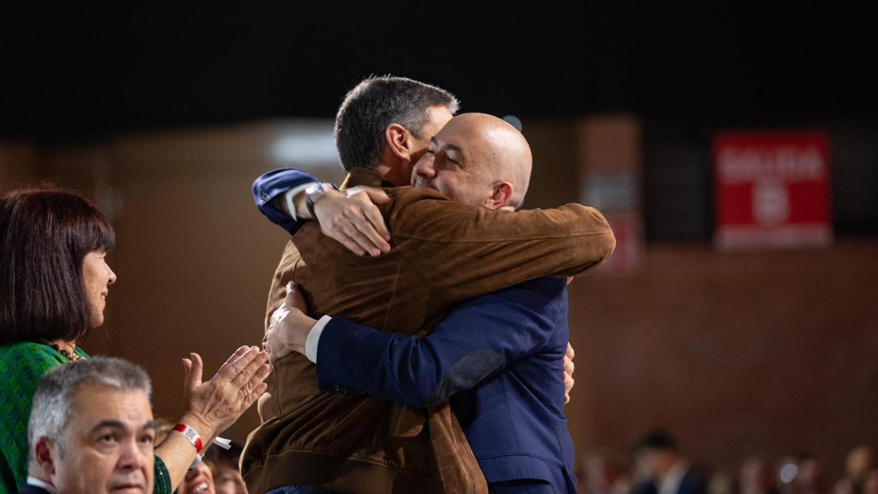 Pedro Sánchez y Alejandro Soler se abrazan en el Congreso del PSOE en Sevilla. EE