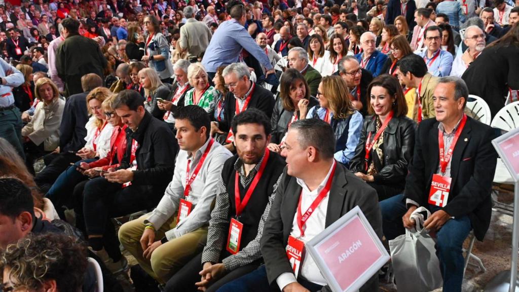 La delegación de Huesca (delante) y las de Zaragoza y Teruel (detrás), en el Congreso Federal