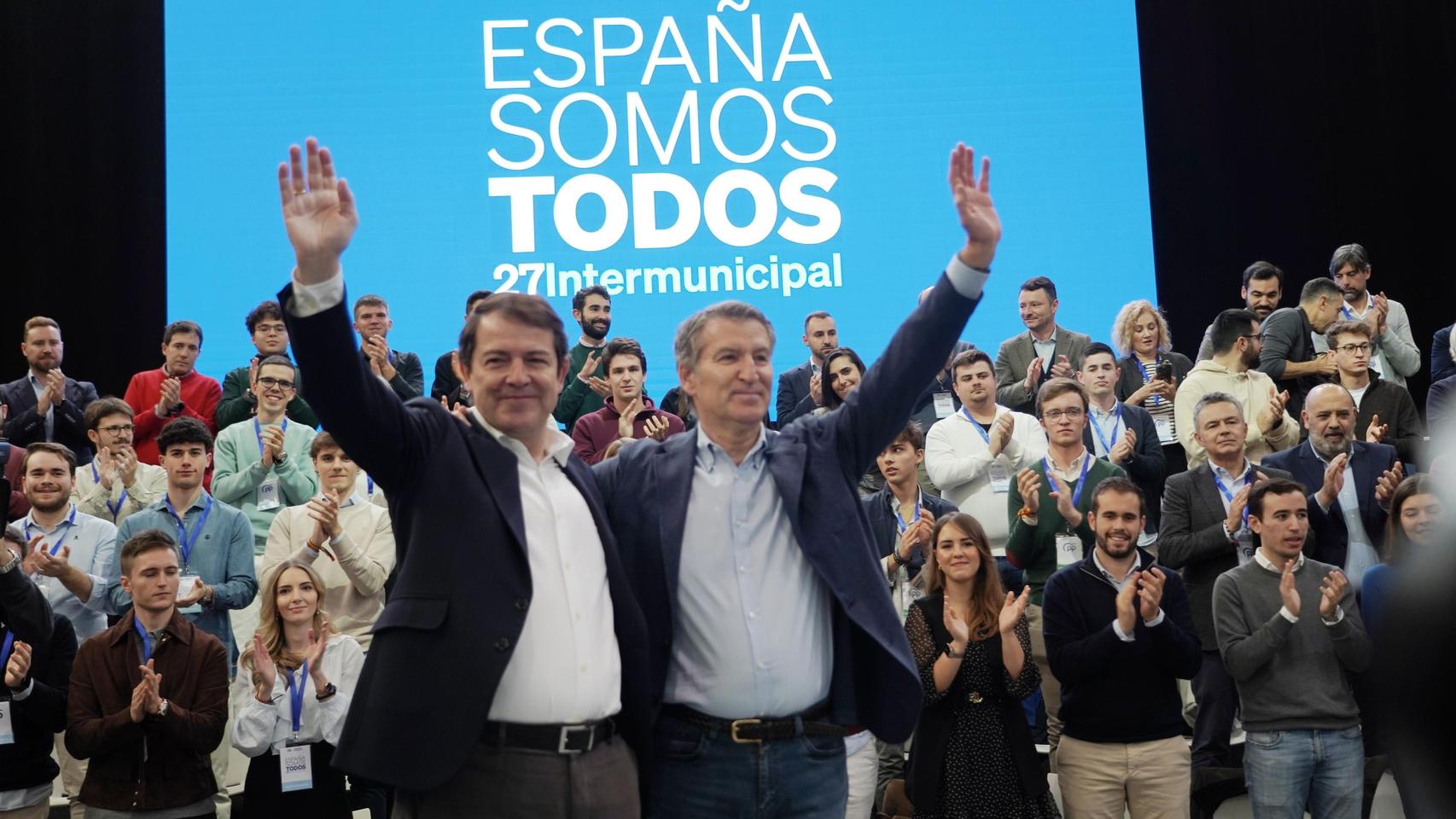 Los presidentes autonómico y nacional del PP, Alfonso Fernández Mañueco, y Alberto Núñez Feijóo, clausuran la XXVII Intermunicipal del PP en Valladolid