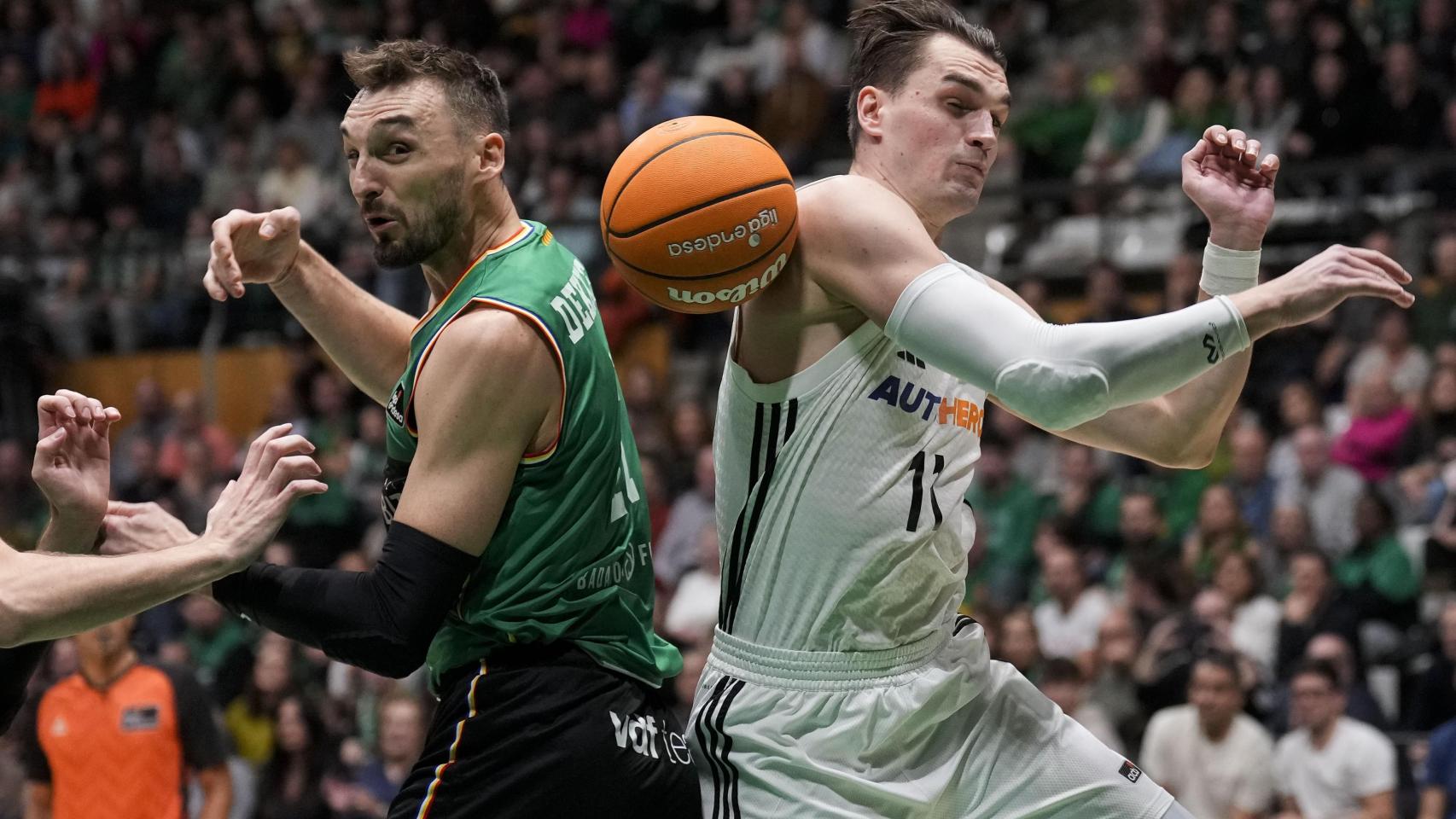 Dekker, del Joventut, y Hezonja, del Real Madrid de baloncesto, pelean por un balón.