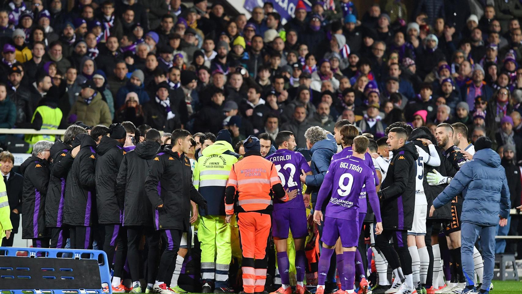 Edoardo Bove, de la Fiorentina, cayó desplomado.