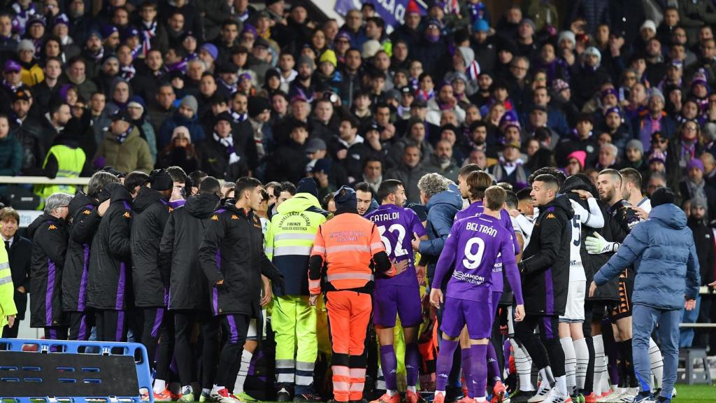 Edoardo Bove, de la Fiorentina, cayó desplomado.