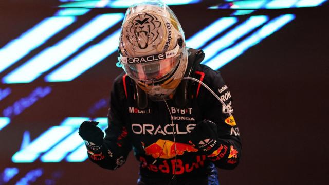 Verstappen celebra su victoria en Qatar.