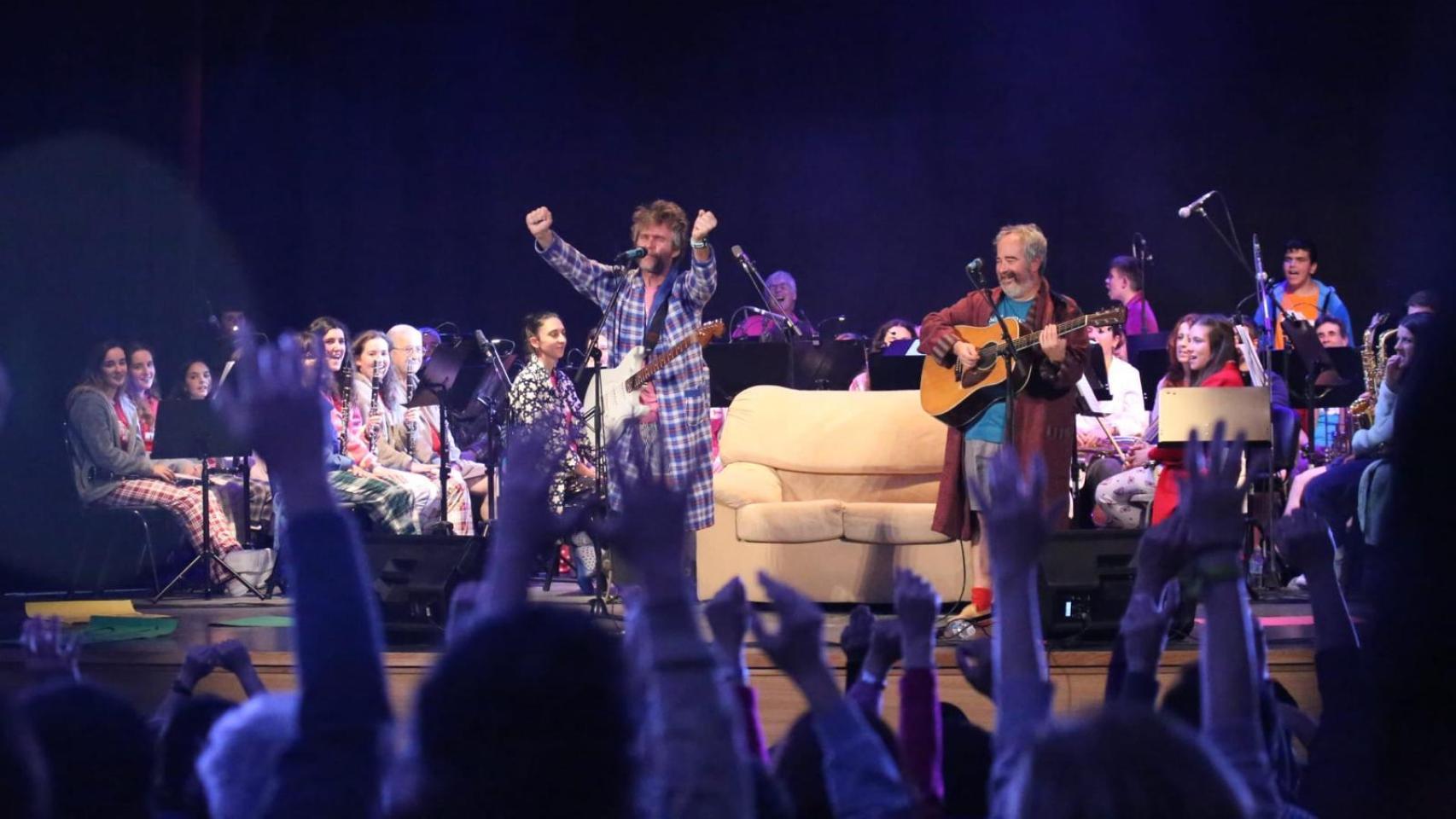 Noche de música, humor y pantuflas en Camarena con el show de 'Los Gandules' y la banda sinfónica