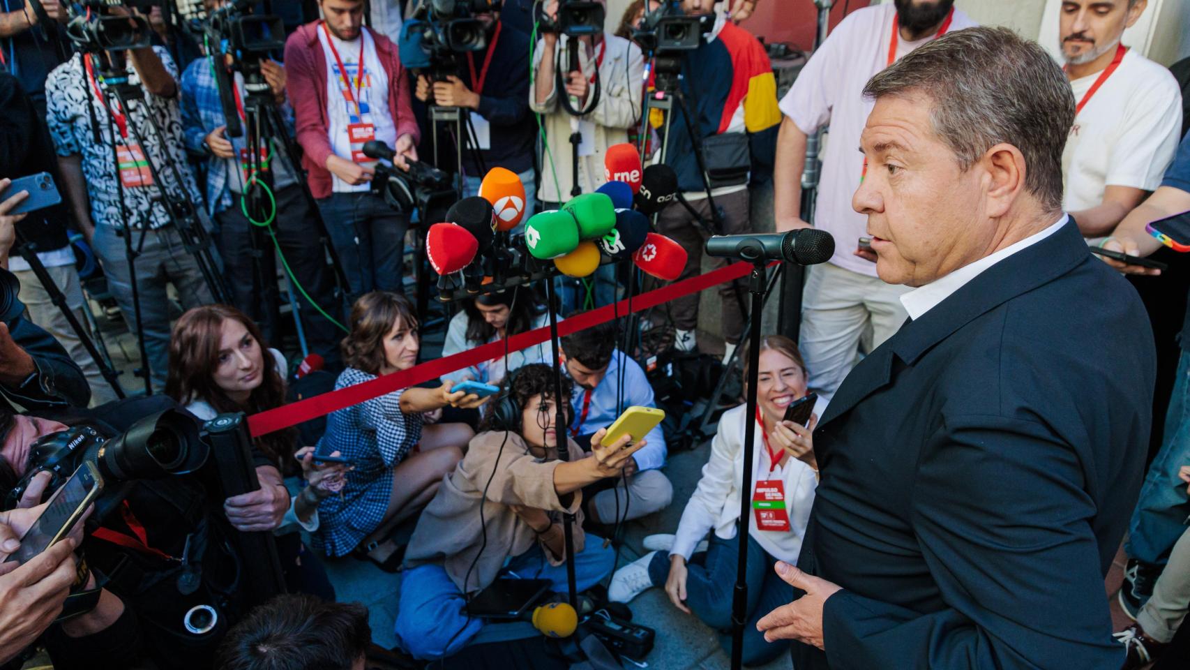 Emiliano García-Page, este sábado ante los periodistas en el Congreso Federal del PSOE. Foto: Europa Press.