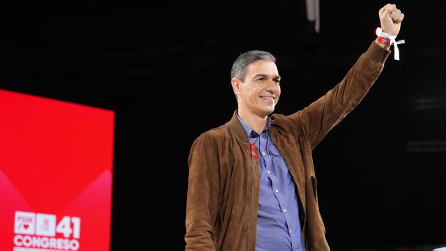 Sánchez se despide tras su intervención en el acto de clausura del Congreso Federal del PSOE.