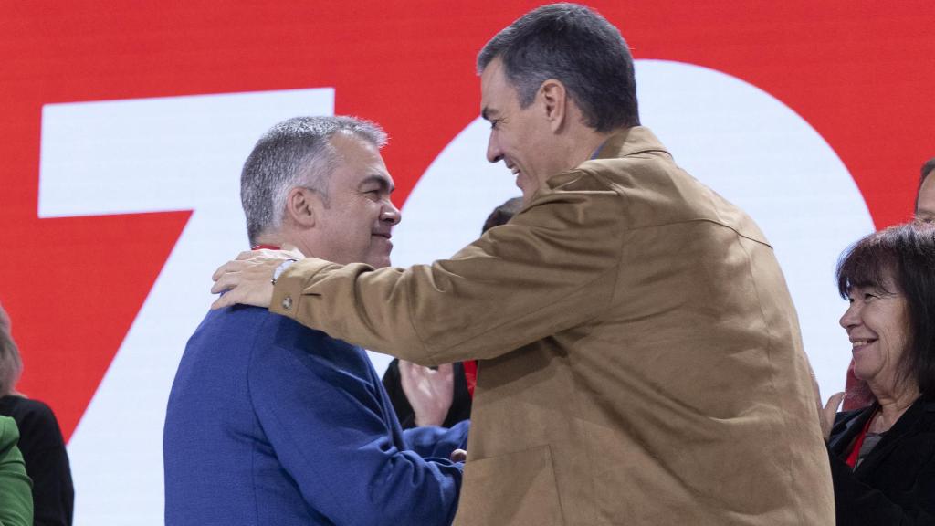 Santos Cerdán y Pedro Sánchez se abrazan en el acto de inauguración del 41º Congreso Federal del PSOE.