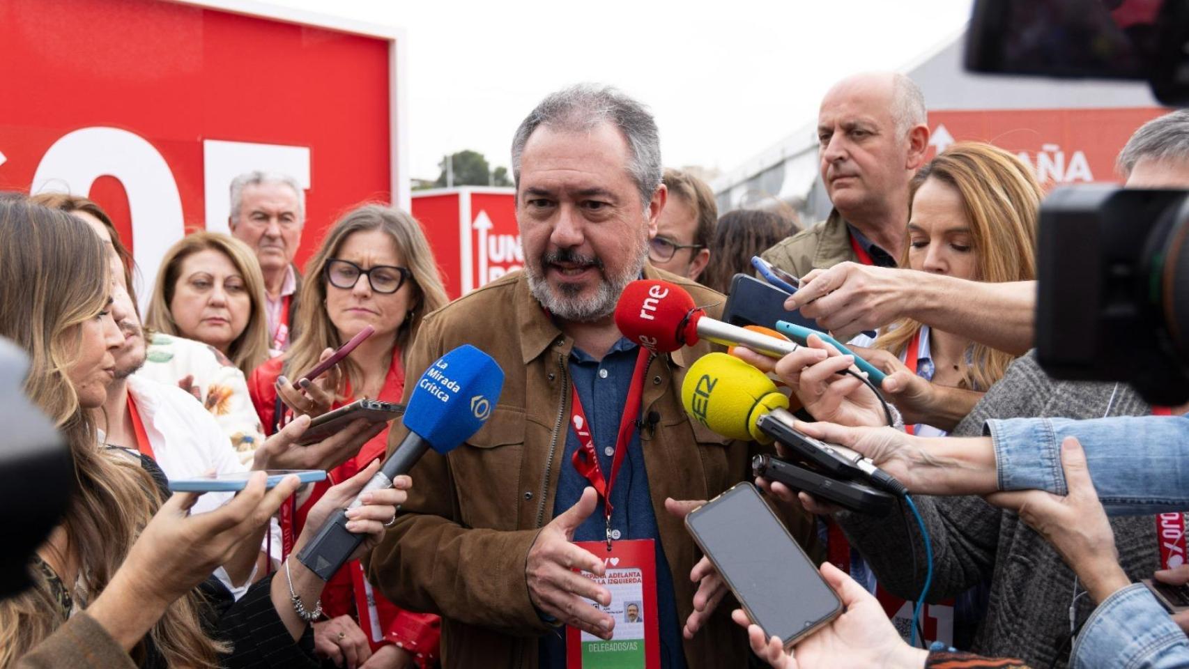 Juan Espadas atiende a los medios tras la clausura del Congreso Federal del PSOE.