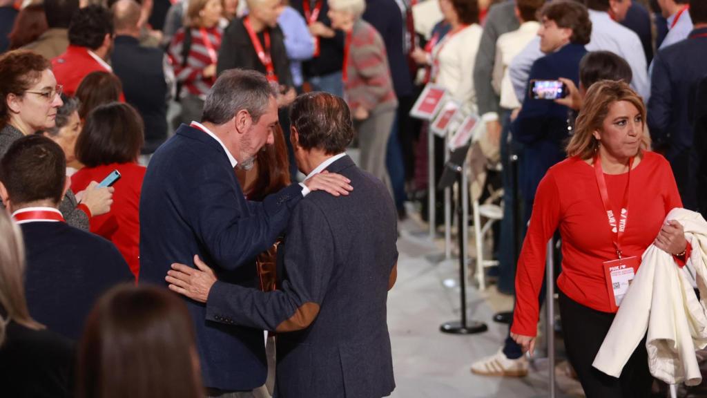 Espadas mira de reojo a Susana Díaz, en el Congreso del PSOE.