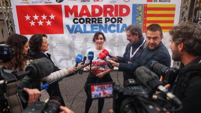 La presidenta de la Comunidad de Madrid, Isabel Díaz Ayuso, atiende a los medios de comunicación, este domingo, antes de la carrera ‘Madrid corre por Valencia’.