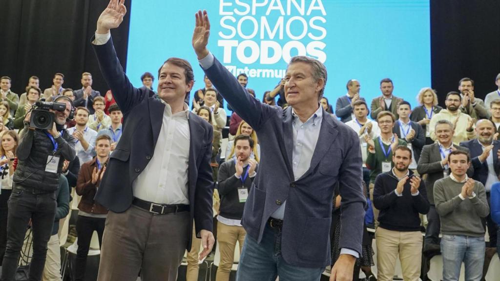 El líder del PP, Alberto Núñez Feijóo, este domingo en Valladolid junto al presidente de la Junta de Castilla y León, Alfonso Fernández Mañueco.